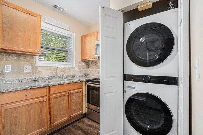 Foto del edificio - 1 Month Free Rent! Fully Renovated 2BR/1BA...