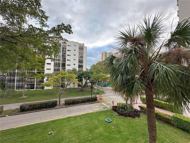 Foto del edificio - 17021 N Bay Rd