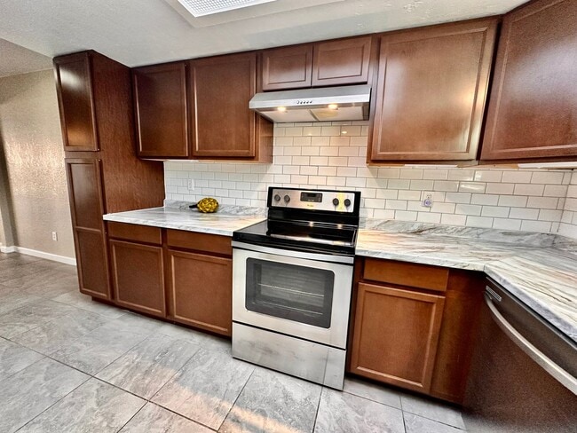 Building Photo - 3-Bed, 2.5-Bath Condo for Rent