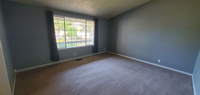 Foto del edificio - Three Bedroom w/ a Large Bonus Room on a C...