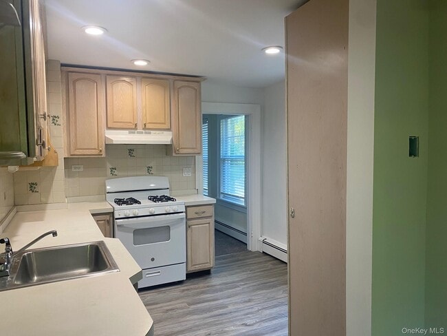 Building Photo - 46 Hemlock Ave