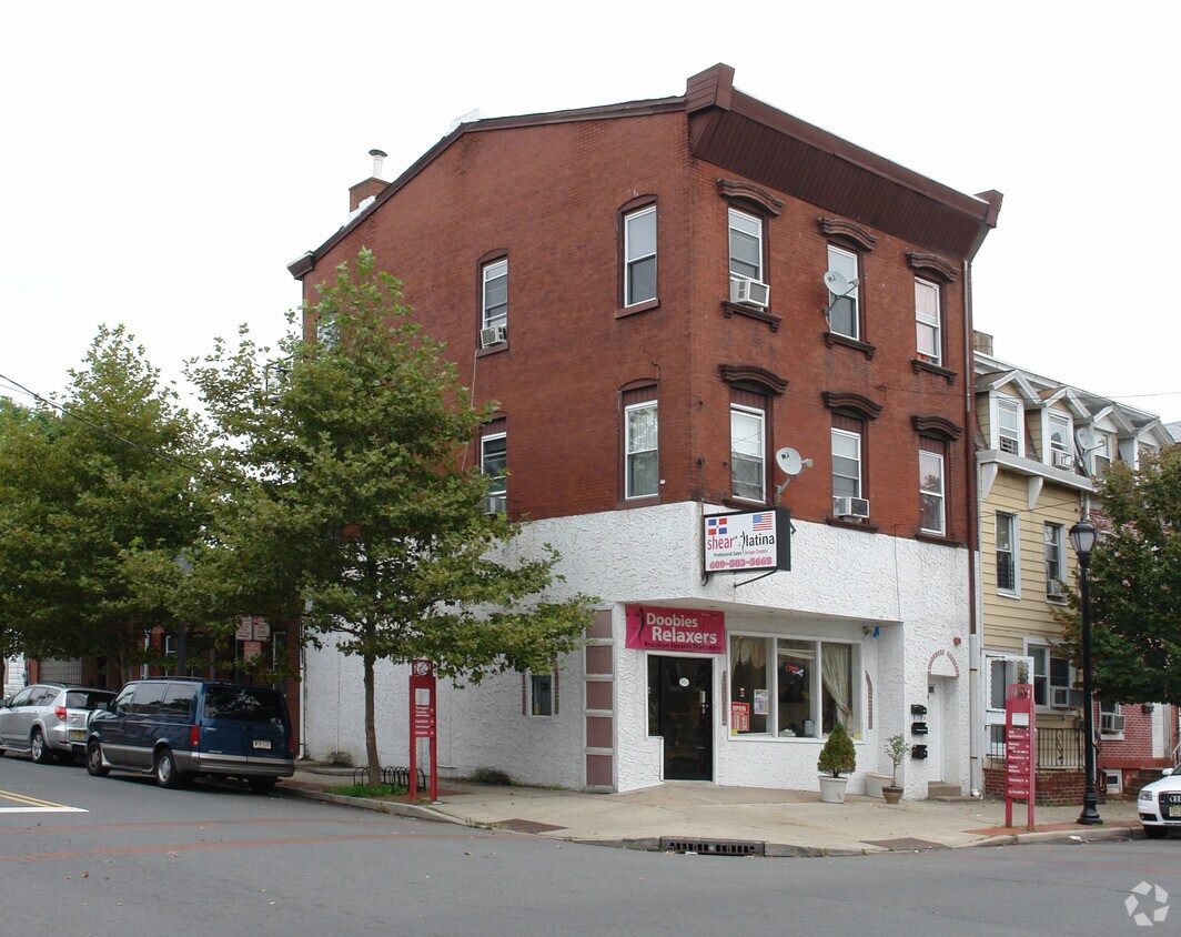 Primary Photo - 900 S Clinton Ave
