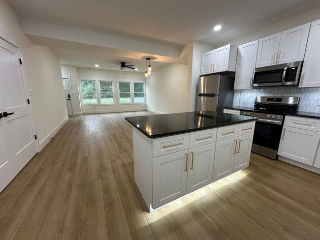 Building Photo - Gorgeous townhome on Candlers Mt! Close to LU.