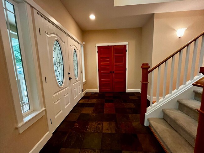 Building Photo - Beautiful 4 Bedroom on Half Acre with Spor...