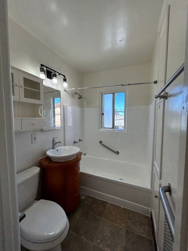 Foto del edificio - Bright Upstairs Studio Available NOW