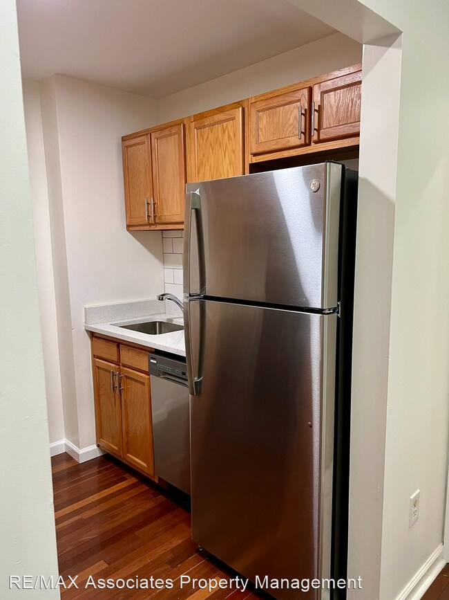 Building Photo - 4 br, 2 bath House - 609 W 9th Street
