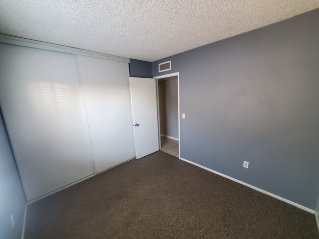 Building Photo - 3907 S Mitchell Dr