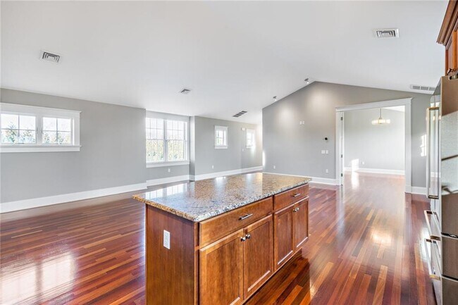 Foto del edificio - 53 Sandy Point Farm Rd