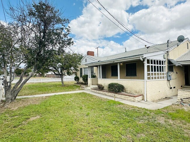 Building Photo - Single-Story Home on a Large Lot in Redlands