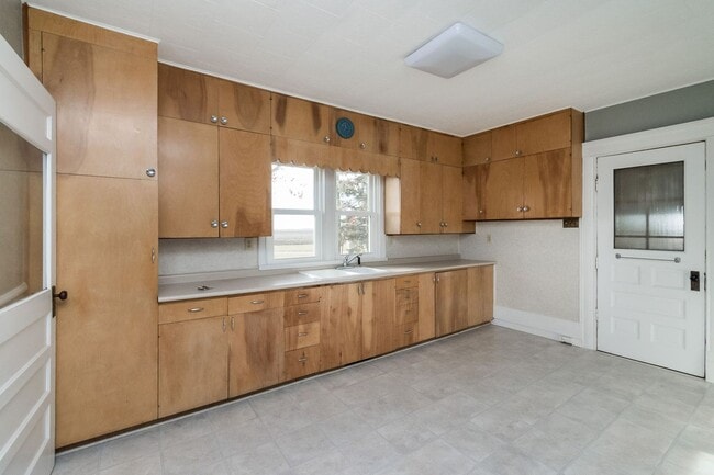 Foto del edificio - UNIQUE ACREAGE!!  4 Bedroom, 2 Bathroom House in Ames