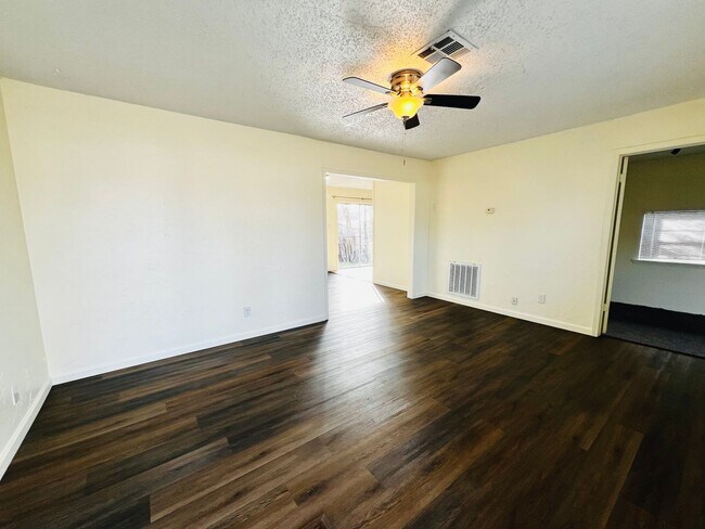 Building Photo - Cute 2BD 1BA Home w/ Bonus Room in Midwest...