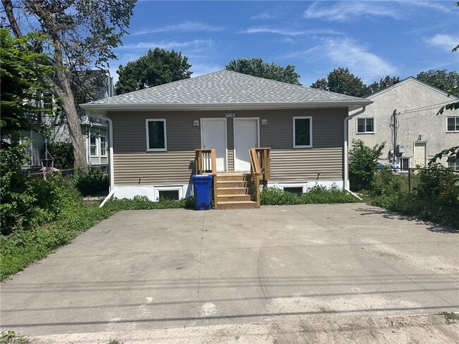 Building Photo - 466 Thomas Ave W