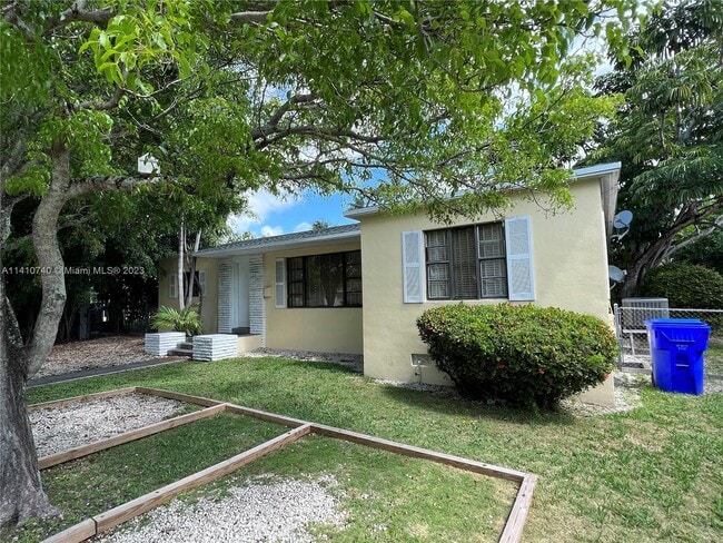 Foto del edificio - 661 NE 51st St