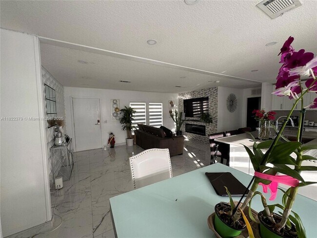 Foto del edificio - 720 N Riverside St