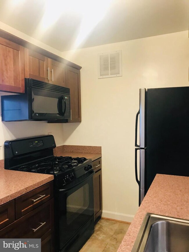 Foto del edificio - 4390 Lorcom Ln