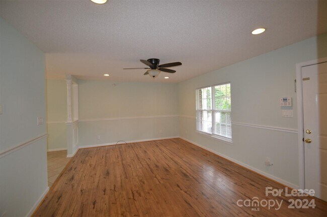 Building Photo - 2550 Ashford Dr