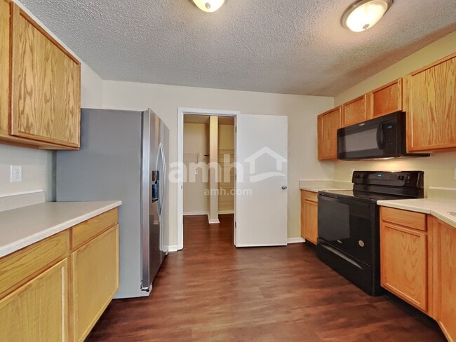 Building Photo - 2185 Shadowbrook Dr