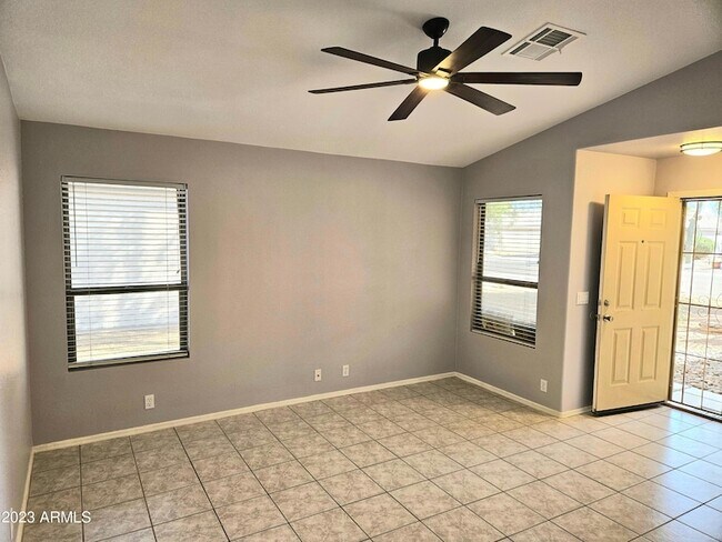 Foto del edificio - 15734 W Young St