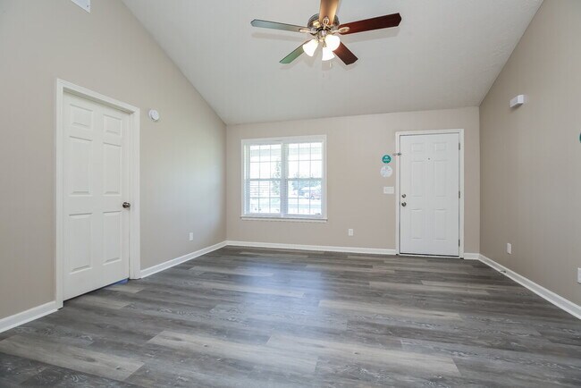 Building Photo - 1585 Ridgemont Dr