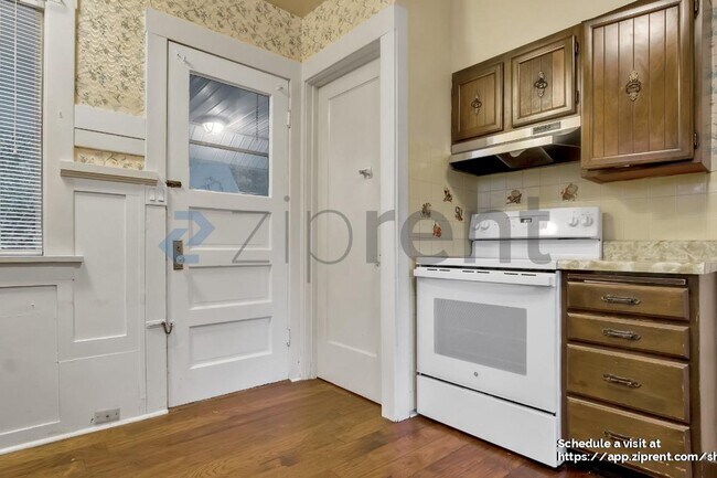 Building Photo - 902 N 77th St