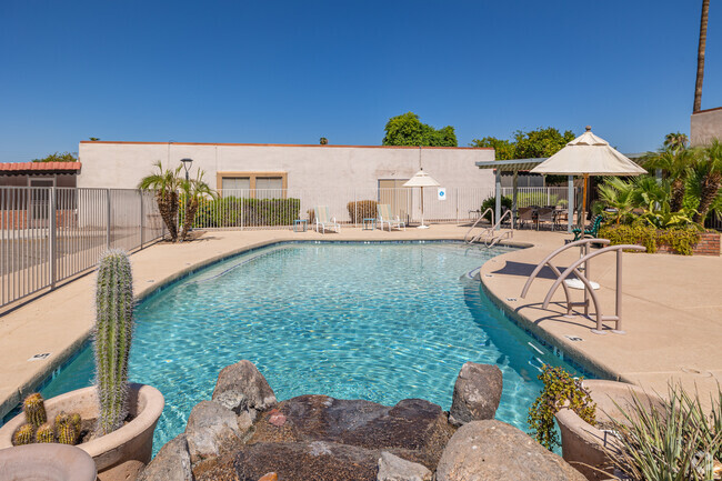 Residencia para personas mayores con piscina - Olive Ridge Senior Living