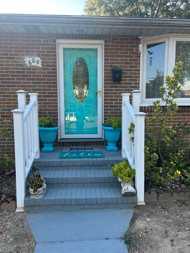 Foto del edificio - 609 Compton Rd