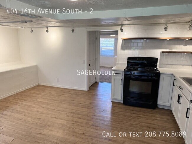 Building Photo - 404 16th Ave S