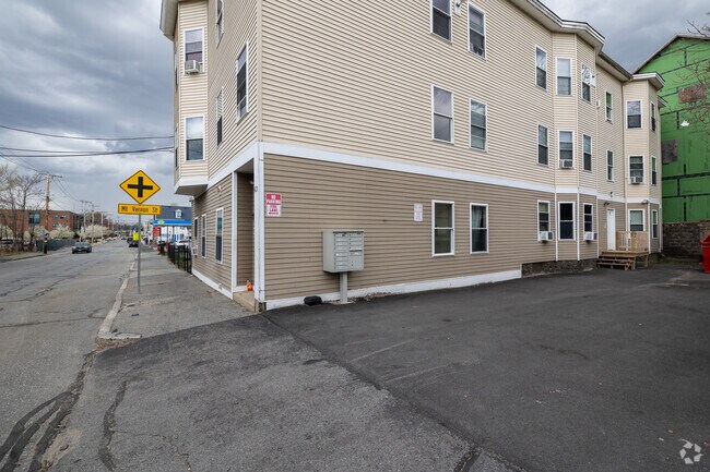 423 Broadway St Lowell, MA - 423 Broadway St