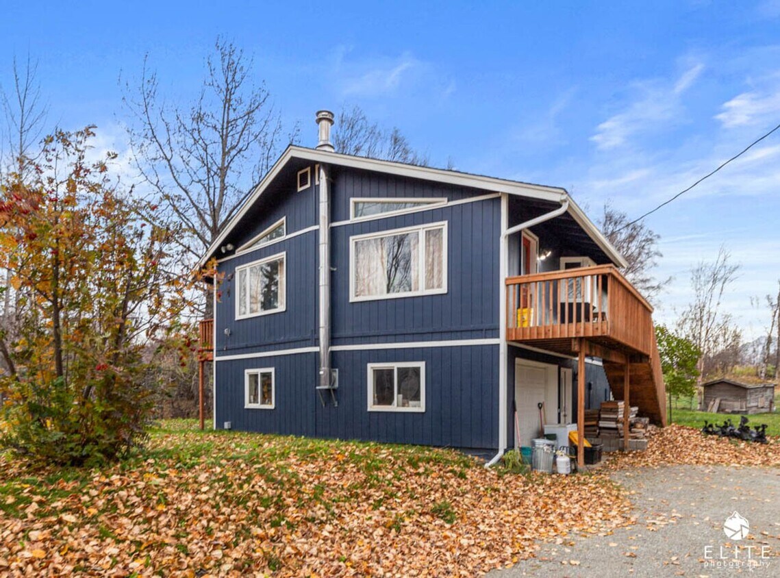 Primary Photo - 5 Bedroom | 2.5 Bath | 2 car garage | Fenc...