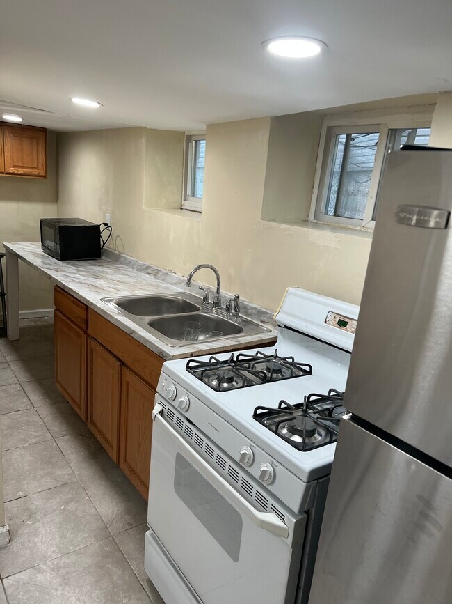 Building Photo - 458 N Maple Ave
