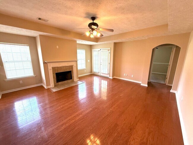 Building Photo - **3 Bed 2 Bath with 2 car garage in Deer Creek** Call our self showing number to schedule a tour ...