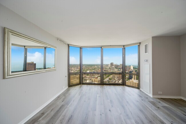 Building Photo - 2650 N Lakeview Ave