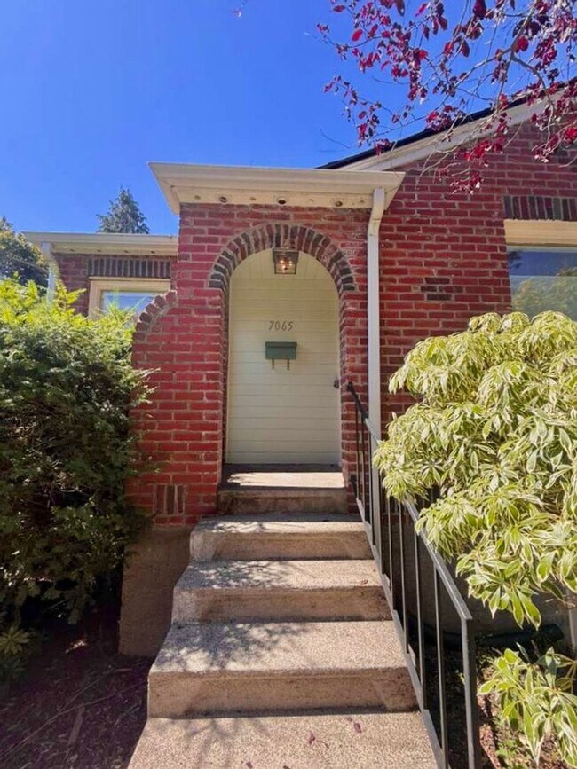 Building Photo - Charming 3 BR Phinney Ridge Home