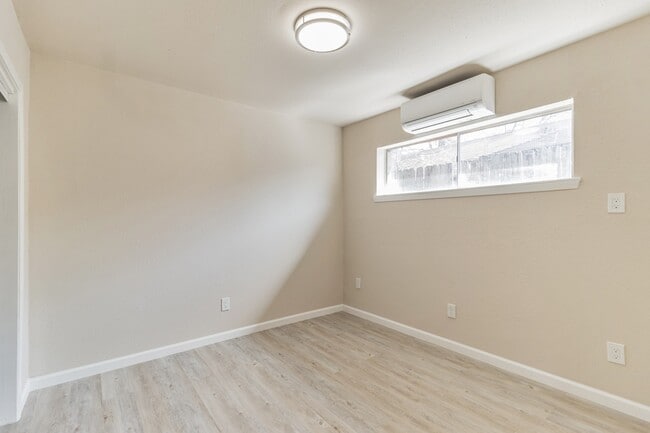 Building Photo - 6815 Beachwood St