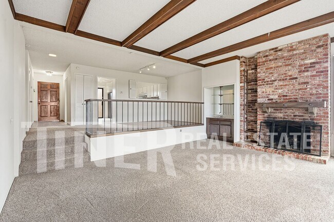 Foto del edificio - 8704 Bluff Ln