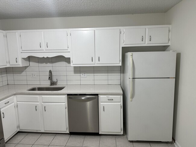 Building Photo - 4106 Hawthorne Cir