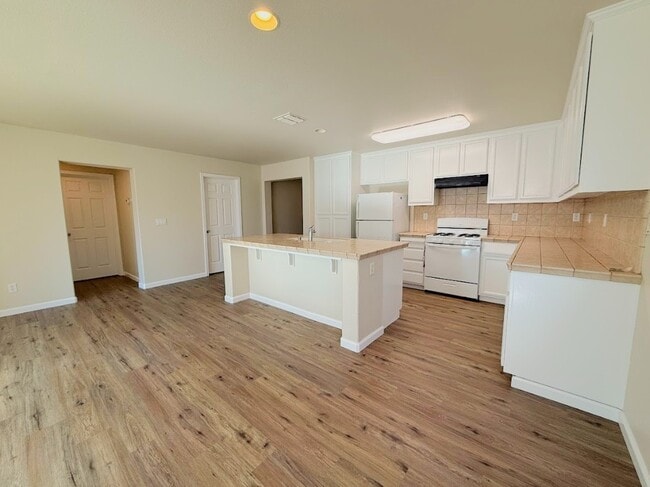 Foto del edificio - 1330 Riverside Ct