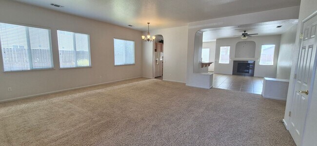 Foto del edificio - 1085 Crystal Springs Dr