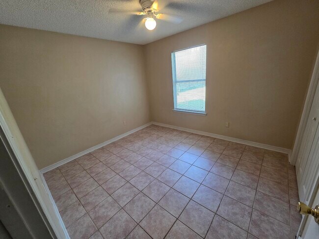 Foto del edificio - 7436 Woodmont Rd