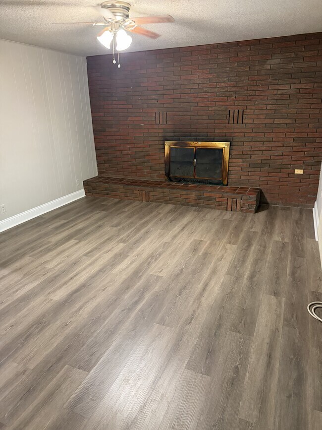 Foto del edificio - 3401 Hazelwood Ln