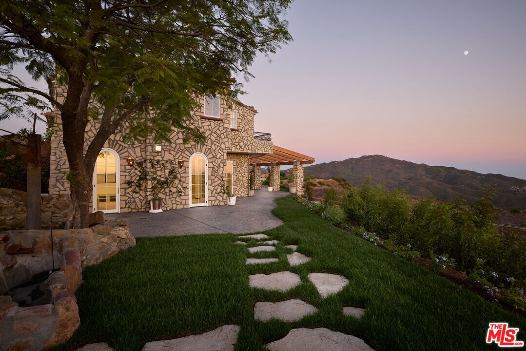 Foto principal - 33239 Mulholland Hwy