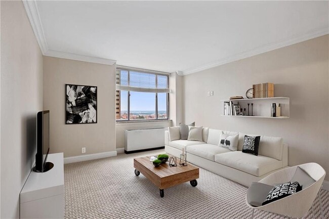 Building Photo - 700 E 8th St