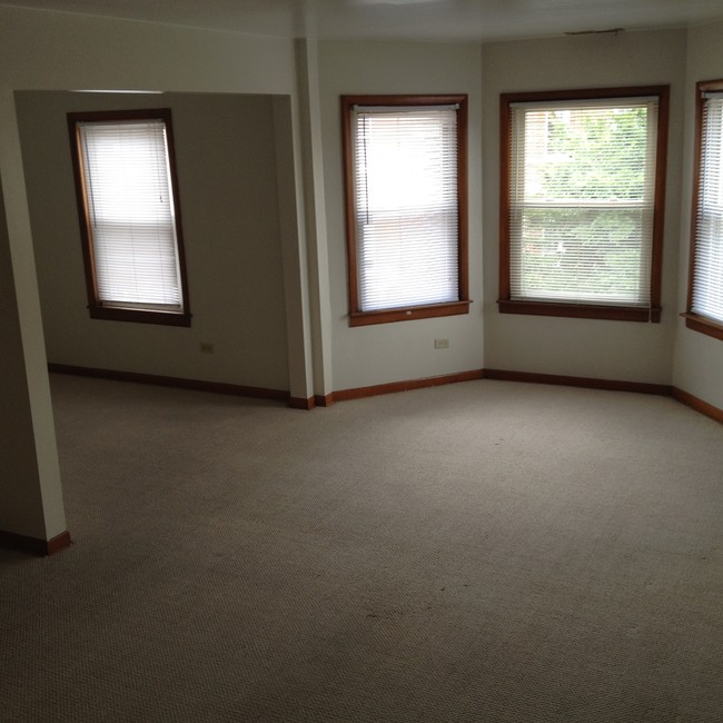 Building Photo - 2347 S Oakley Ave