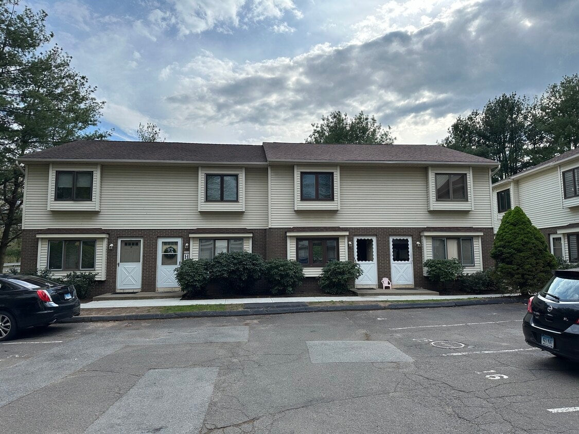 1396 N Colony Rd, Meriden, CT 06450 Townhome Rentals in Meriden CT