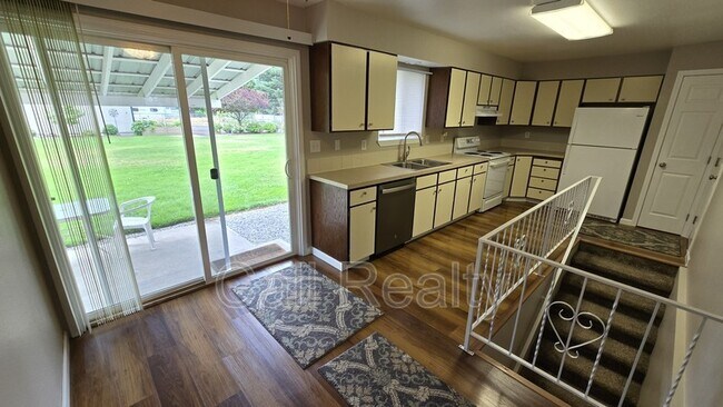 Building Photo - 1910 S Mamer Rd