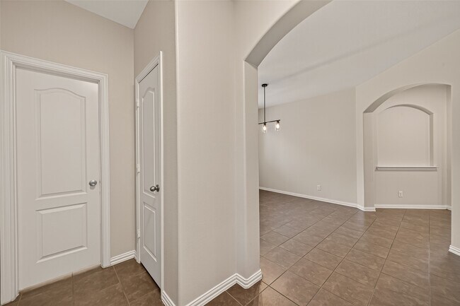 Foto del edificio - 6123 Carver Pines Dr