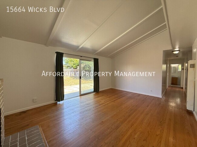 Foto del edificio - 15664 Wicks Blvd