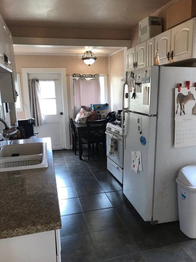 Kitchen - 214 W De la Guerra St