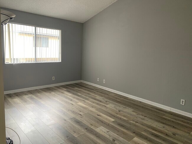 Living room - 17032 S New Hampshire Ave
