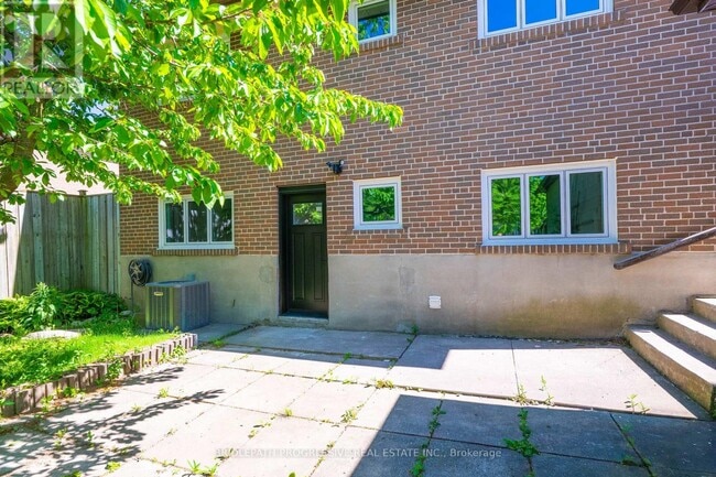 Building Photo - 110 Marcella St